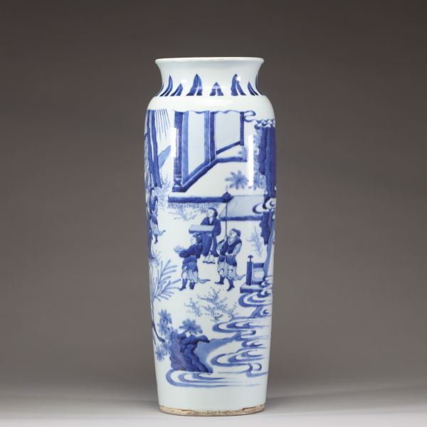 Chine, période Transition (circa 1644-1661) - Vase rouleau en porcelaine bleu et blanc à décor de personnages dans un jardin