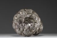 Iran - Grande coupe couverte sur pied en argent repoussé à décor floral, XIXème.