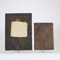 Rare ensemble de deux planches gravées en bois, probablement destinées à l’impression d’images religieuses issues de l’Imagerie d’Épinal. La première représente une Pietà entourée des instruments de la Passion, encadrée d’une mandorle foisonnante de détails gothiques. La seconde illustre le martyre de saint Sébastien, attaché à un tronc de palmier dans un décor boisé, un village médiéval en arrièr