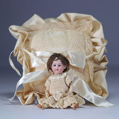 Petite poupée tête en porcelaine marquée en creux 