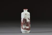Chine - Tabatière en porcelaine rouge en fer sur fond blanc à décor de personnages, dynastie Qing.