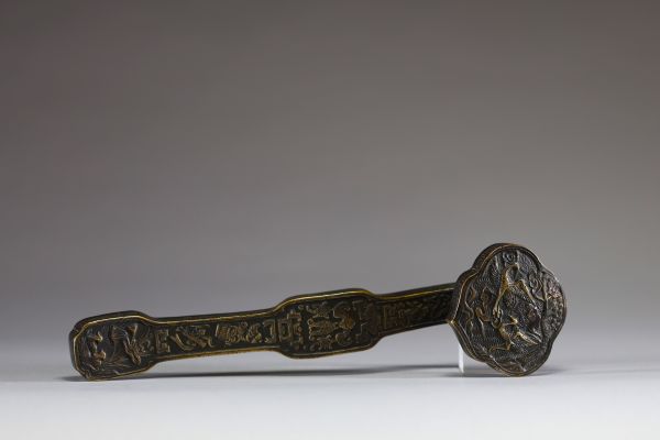 Chine - Sceptre Ruy en bronze à décor en relief de grues et de chauve souris, XVIII-XIXème.