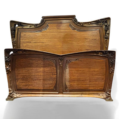 Louis MAJORELLE (1859-1926) attr. à - Lit Art Nouveau à décor floral et végétal finement sculptés, vers 1900.