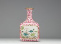 China - Famille rose porcelain quadrangular vase with floral cartouche decoration, mark under the piece, 18th century.