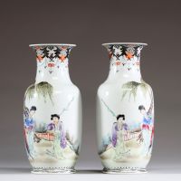 Chine - Paire de vases en porcelaine polychrome à décor de courtisanes, période République.