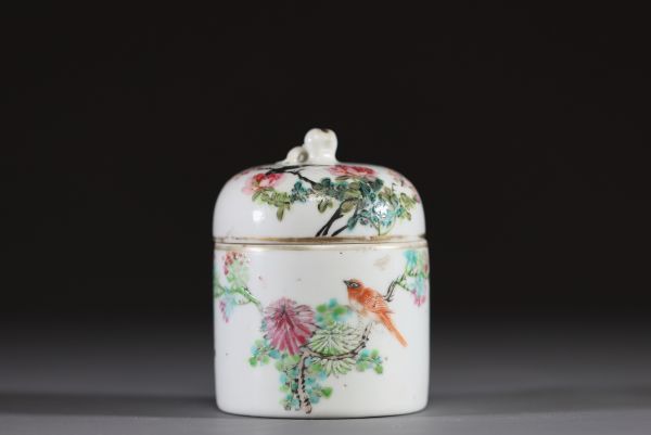 Chine - Boîte couverte en porcelaine polychrome à décor d'oiseau sur une branche, signature de l'artiste.