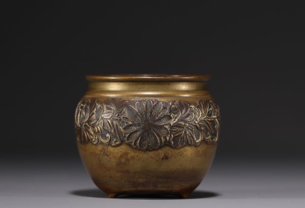 Japon - Bol à offrandes en bronze à décor de fleurs, période Meiji, fin XIXe siècle.