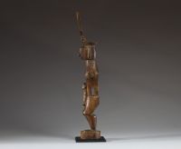 Indonésie - Statue figurative en bois sculpté de la tribu des Nias, milieu XXème.