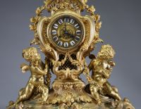 Léon MESSAGÉ (1842-1901) att. à - Imposante pendule de cheminée et candélabres en bronze doré de style Louis XV, cadran signé E. Colin & Cie, 29 rue Sévigné à Paris, XIXème.