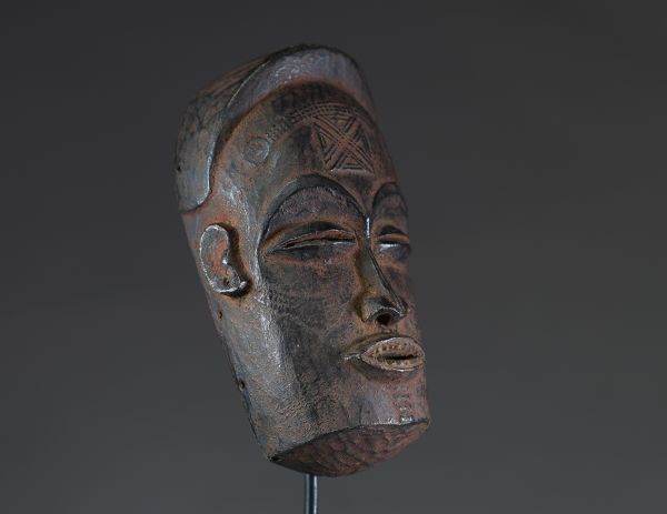 Afrique RDC - Masque chokwé « Mwana Pwo » en bois sculpté, patine tribale d'usage, Congo RDC/Angola, 1ère moitié XXème.