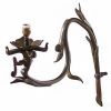 Applique à gaz Art nouveau – vers 1895–1905 Bronze ciselé à motif floral stylisé  Élégante applique murale à gaz en bronze, caractéristique du style Art nouveau, dont le dessin associe fonction et symbolisme dans une approche résolument organique. L’ensemble de la structure évoque une plante stylisée, où le robinet de gaz prend la forme sinueuse d’une tige végétale, se courbant délicatement pour s