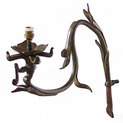 Applique à gaz Art nouveau – vers 1895–1905 Bronze ciselé à motif floral stylisé  Élégante applique murale à gaz en bronze, caractéristique du style Art nouveau, dont le dessin associe fonction et symbolisme dans une approche résolument organique. L’ensemble de la structure évoque une plante stylisée, où le robinet de gaz prend la forme sinueuse d’une tige végétale, se courbant délicatement pour s