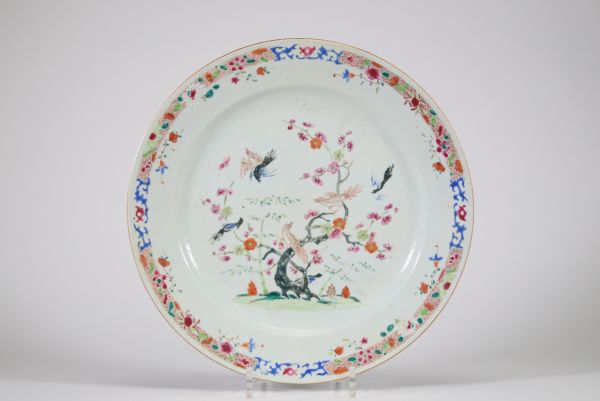 Assiette en porcelaine de Chine, famille rose, à décor d’oiseaux dans un paysage fleuri, XVIIIe siècle