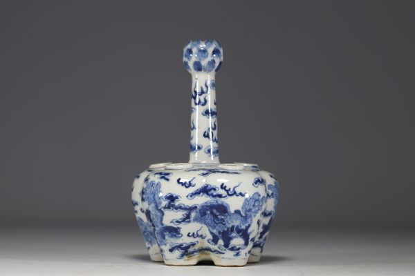 China - White-blue porcelain crocus vase decorated with Fô dogs, Kangxi mark under the piece.