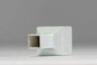 Chine - Petit vase quadrangulaire en porcelaine monochrome à décor floral en relief, époque XIXème.