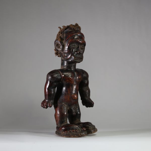 Ancienne figure rituelle Ekoi Ejagham, Nigéria . Bois recouvert de cuir, travail ancien et remarquable. Les bras sont mobiles mais ne se détachent pas du corps. Ce qui indique une fonction dynamique et rituelle lors des manipulations. Les pieds sont surdimensionnés par rapport au reste du corps, ce qui symbolise la force et l’enracinement. Le visage est expressif et dégage beaucoup de force et de