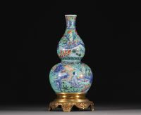 Chine - Vase double gourdes en porcelaine à décor de personnages, monture en bronze doré, période Qing.