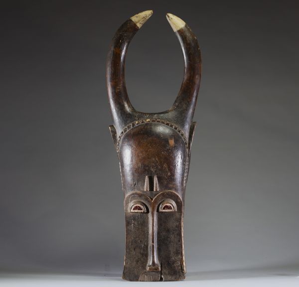 Afrique - Imposant masque heaume « bo nun amuin » Baoulé en bois sculpté polychrome, Côte d'Ivoire.