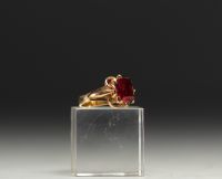 Bague en or 18k et Rubellite ou Rubis (à vérifier) de forme coussin.