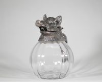 Valenti, Espagne, vers 1960 Aiguière en verre soufflé et monture en métal argenté à décor de sanglier.  Remarquable aiguière à panse godronnée en verre transparent, coiffée d’un couvercle sculptural en métal argenté figurant avec réalisme une tête de sanglier, gueule entrouverte et oreilles dressées.