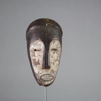 Masque Fang, Gabon, Bois ancien, patine sombre et kaolin sur le visage , traces d’usage intérieur. Ex galerie de l’Ile du Démon, Paris . H : 27 cm