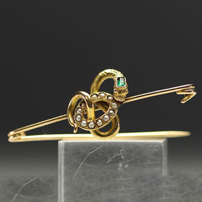 Boche en or 18k en forme de serpent, émeraude et perles fines pour un poids total de 4,6gr.