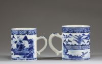 Chine - Paire de gobelets ou tasses en porcelaine blanc bleu à décor de paysages, anses figurant des dragons, Kangxi.