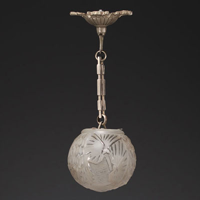 MULLER Frères Lunéville - Suspension Art Déco, globe en verre à décor de paons.