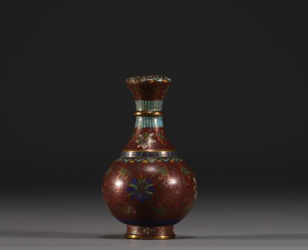Chine - Petit vase en émail cloisonné, signature sous la pièce.
