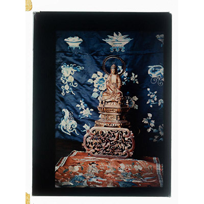 Léon Herlant (1873-1968) — 1 autochrome sur plaque Lumière, 12 x 9 cm.  Cette nature morte exceptionnelle, réalisée vers 1910, se distingue par sa sobriété raffinée et son esthétique résolument japonisante, qui évoque l’influence du japonisme dans les arts décoratifs européens du début du XXe siècle. Au centre de la composition trône une sculpture japonaise en bois doré représentant Amida Nyorai,