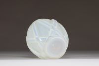 André HUNEBELLE (1896-1985) Vase Art Déco en verre opalescent, signé sous la pièce.