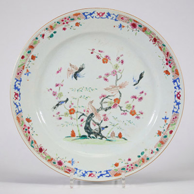 Assiette en porcelaine de Chine, famille rose, à décor d’oiseaux dans un paysage fleuri, XVIIIe siècle