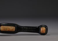 Chine - Sceptre Ruyi en pierre dure verte foncée et jade sculpté à décor de dignitaire, signé au dos.
