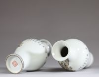 Chine - Paire de vases en porcelaine polychrome à décor d'oiseaux perchés sur une branche fleurie, période République.