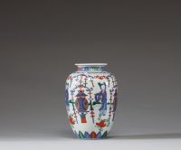 Chine - Vase en porcelaine Doucai à décor de personnages, signature sur le col 