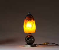Edgar BRANDT (1880-1960) & DAUM Nancy - Paire de lampes sur pied en bronze à décor de boule de gui, bobèches en verre marmoréen, signées Brandt et Daum Nancy.