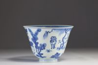 Chine - Vase en porcelaine blanc bleu à décor de daims, XXème, marque sous la pièce.
