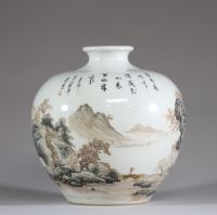 Chine - Vase boule en porcelaine polychrome émaillée à décor d'un paysage montagneux dominant une rivière.