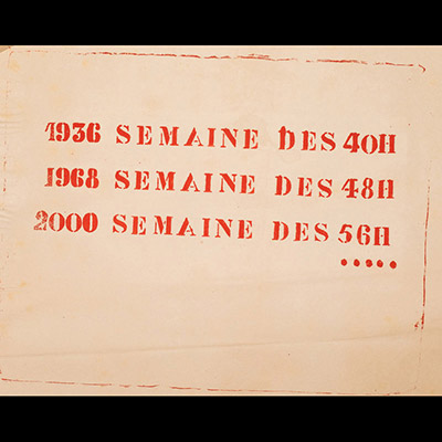 Mai 68 – 1936 SEMAINE DES 40H.1968 SEMAINE DES 48H, 2000 SEMAINE DES 56H…  Affiche originale réalisée en sérigraphie couleur rouge. École Nle Supérieure des Beaux-Arts, toute sa marge non coupée, traces de plis, sujet intact. Non entoilée  42,5X56 cm