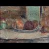 Ernest Jean Joseph Godfrinon (1878–1927)  Huile sur toile représentant une nature morte aux poires, dans une veine impressionniste, à la touche rapide, nerveuse et spontanée, traduisant une recherche de lumière et de vitalité dans un sujet du quotidien. La composition, épurée et directe, met en valeur la matérialité des fruits et des objets par un jeu de contrastes et de vibrations colorées.