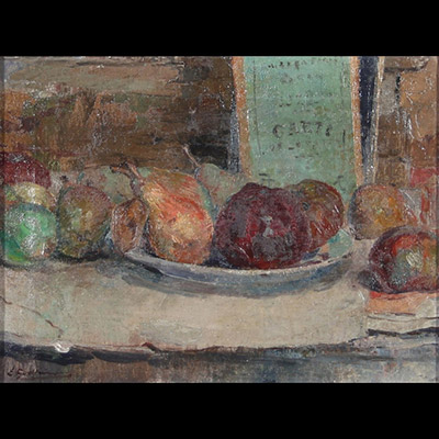Ernest Jean Joseph Godfrinon (1878–1927)  Huile sur toile représentant une nature morte aux poires, dans une veine impressionniste, à la touche rapide, nerveuse et spontanée, traduisant une recherche de lumière et de vitalité dans un sujet du quotidien. La composition, épurée et directe, met en valeur la matérialité des fruits et des objets par un jeu de contrastes et de vibrations colorées.