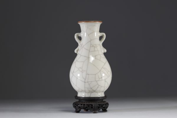 Chine - Vase en porcelaine monochrome blanche craquelée sur socle en bois, XIXème.