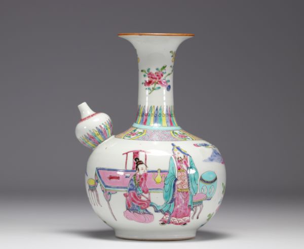 China - Kendi bottle in Famille Rose porcelain, Qing dynasty, 18th century.