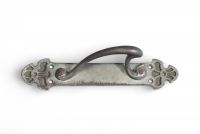 Victor Horta (1861–1947) Poignée de tirage – Bronze argenté Modèle identique à celui de l’entrée des magasins Wolfers Frères, Bruxelles Marquage du ferronnier à l’arrière : « WL 2219 »  Rare et précieux exemple de poignée de tirage Art nouveau en bronze argenté, attribuable à Victor Horta, directement associée à l’un de ses chefs-d’œuvre tardifs : les magasins Wolfers Frères à Bruxelles, inaugurés