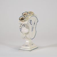 Boch  Luxembourg, fin XVIIIe – début XIXe siècle. Charmant porte-bouquet en faïence fine à panse galbée, orné d’un décor  bleu sous couverte, dit « à la brindille » ou « décor bleu de Luxembourg ».