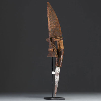 Afrique RDC - Couteau de prestige Songye, mache en bois sculpté et lame en métal martelé, début XXème.