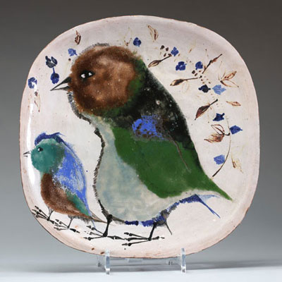 Paul TIMPER (1937-2010) Grande assiette en céramique des Atelier de Dour à décor de deux oiseaux, vers 1960, signée.