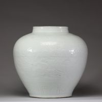 Vase chinois de forme balustre en porcelaine céladon à décor incisé de dragon, dynastie Qing