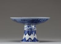 Chine – Tazza en porcelaine bleu blanc à décor de dragon, marque apocryphe