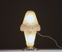 J. ROBERT (XX) - Art Deco lamp in pressed moulded glass with geometric floral decoration, base in nickel-plated bronze, circa 1930.